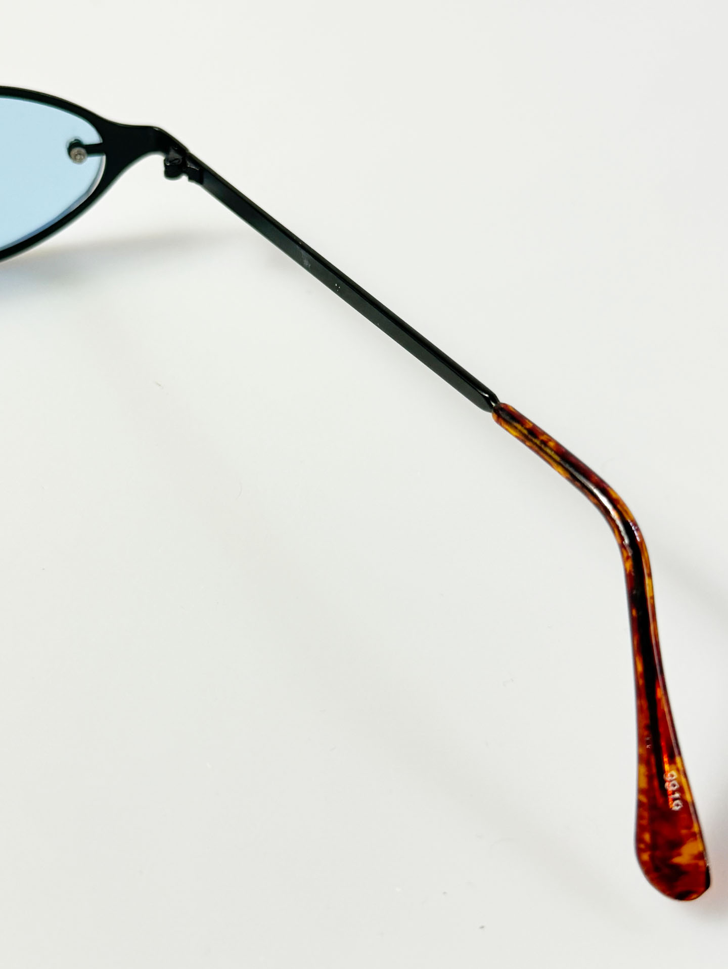 90's Slim Oval Metal Frame Tint Sunglasses