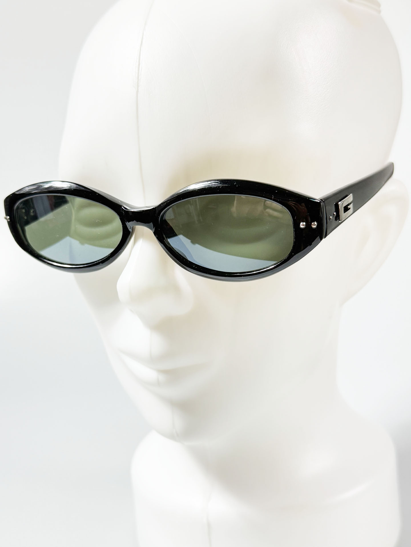Black Bold Oval Frame Sunglasses