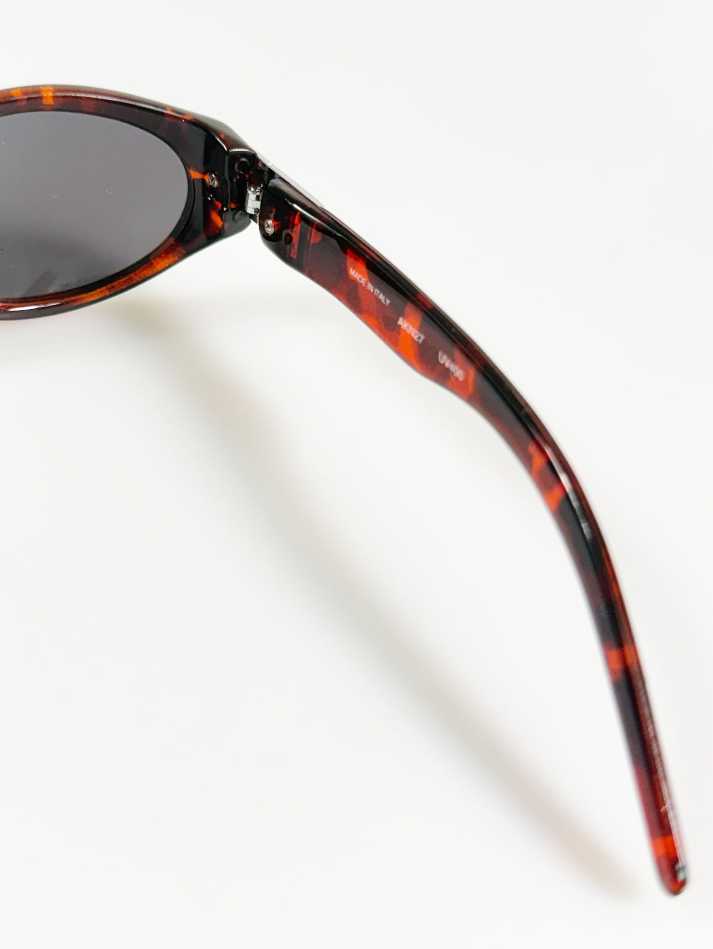 GUESS Tortoiseshell Bold Oval Frame Sunglasses