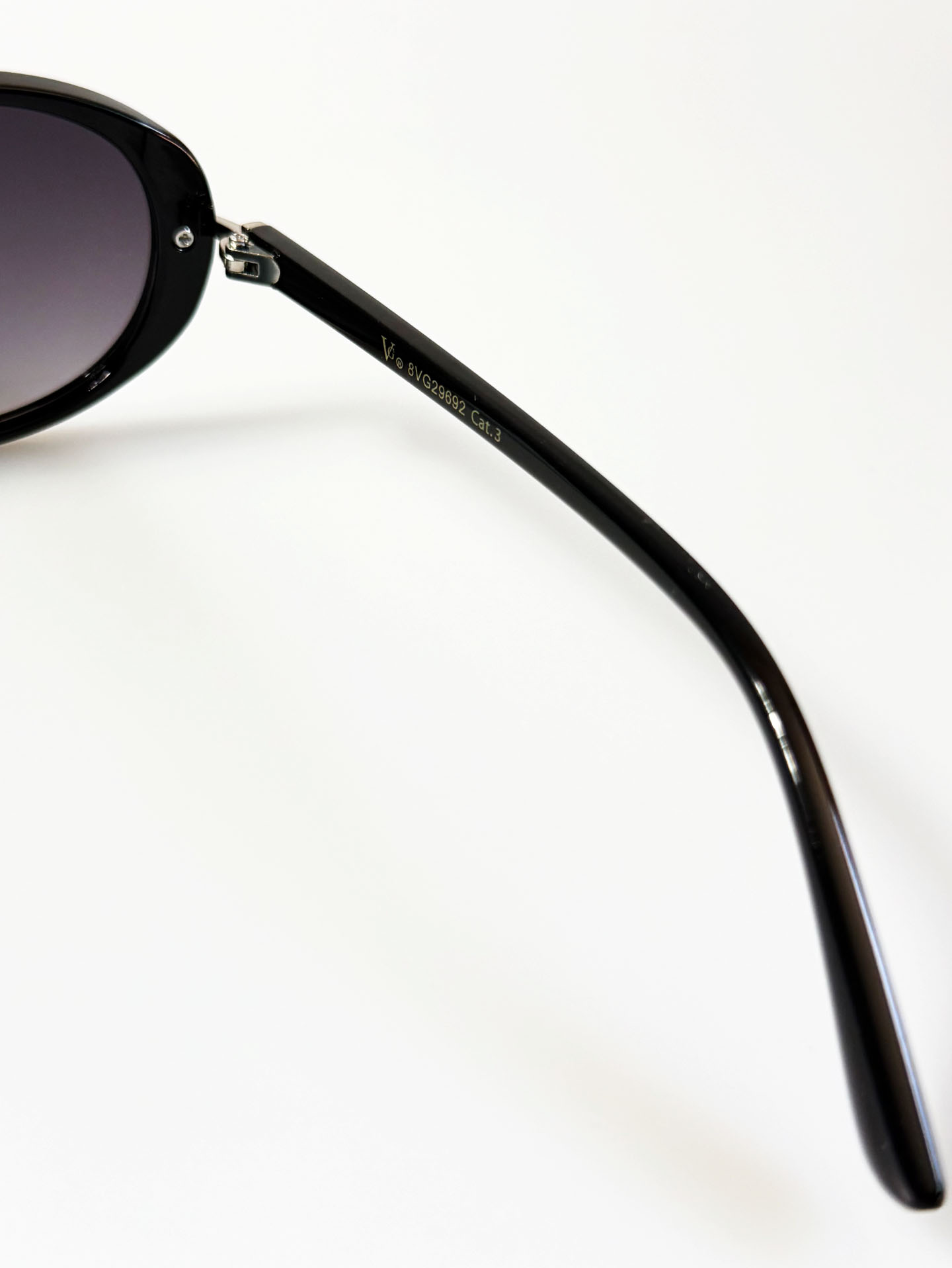 VG EYEWEAR Black Oversized Oval Frame Sunglasses