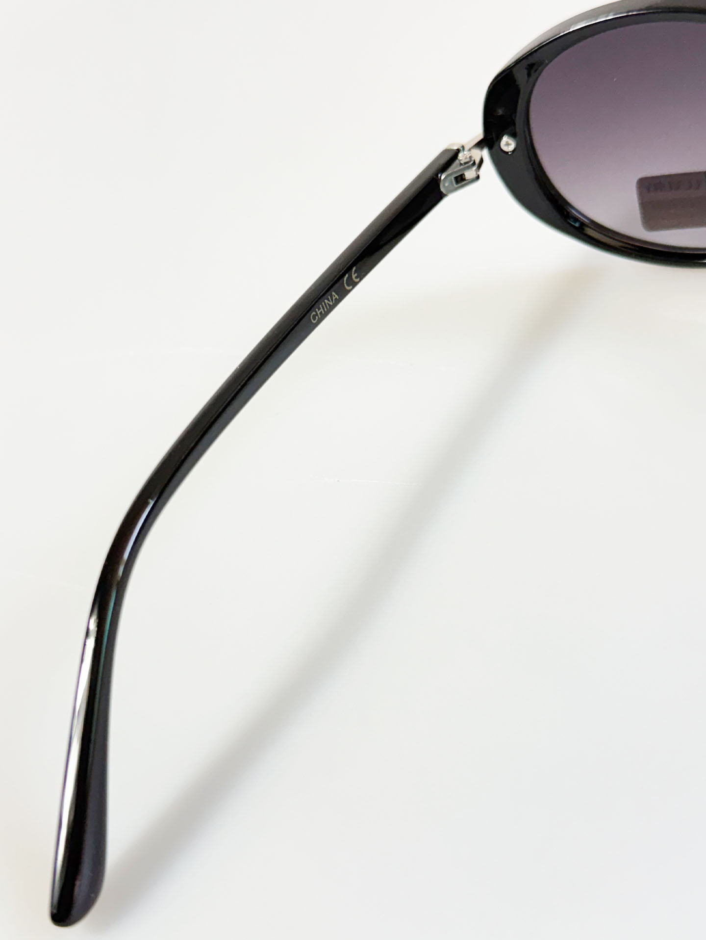 VG EYEWEAR Black Oversized Oval Frame Sunglasses