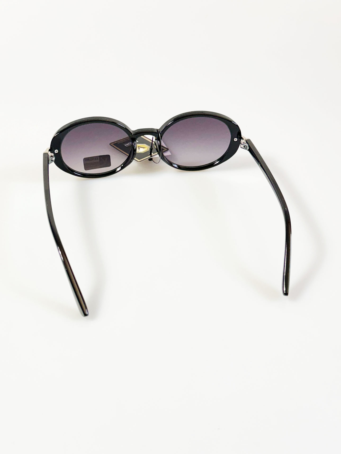 VG EYEWEAR Black Oversized Oval Frame Sunglasses