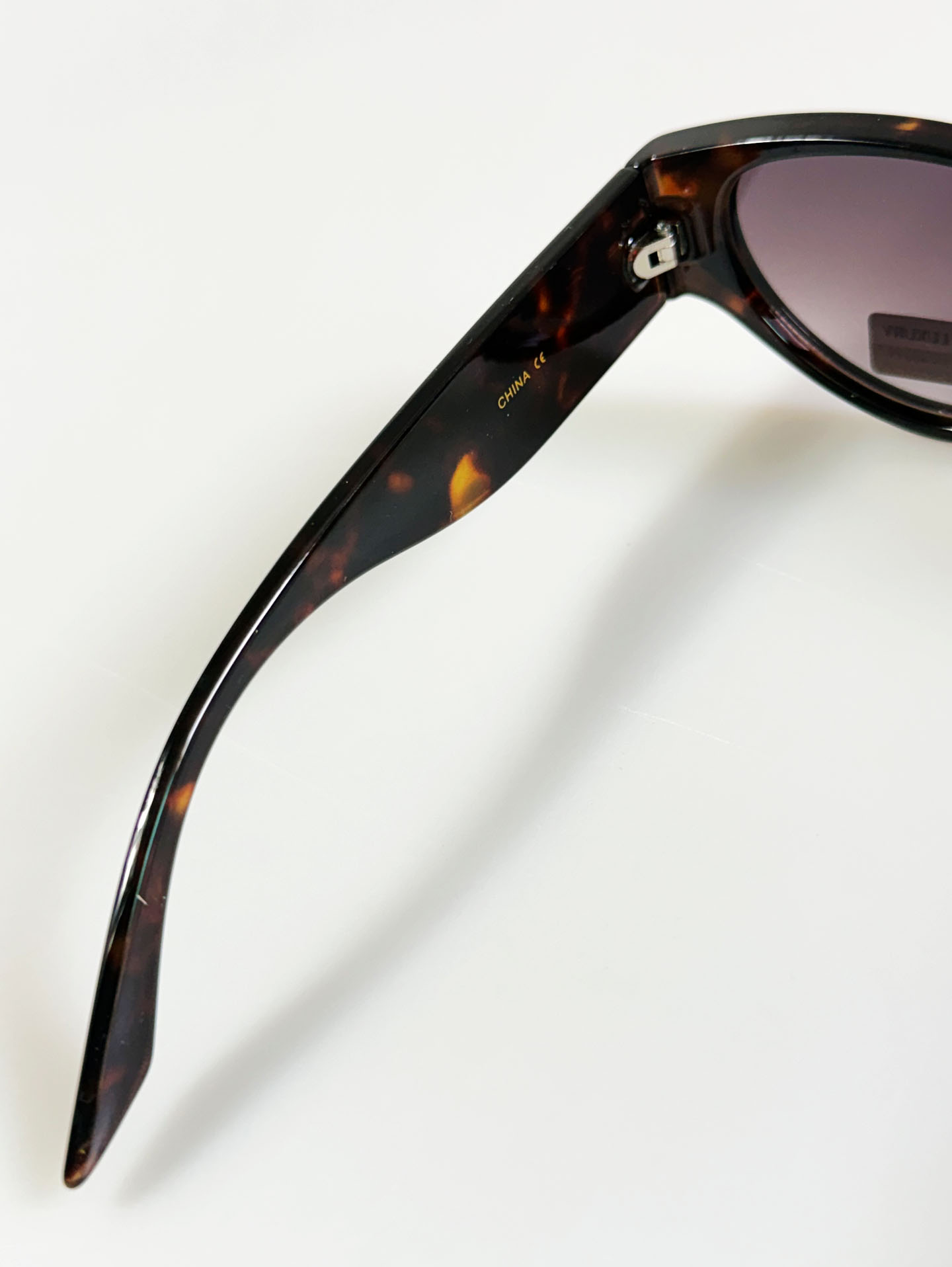 VG EYEWEAR Tortoiseshell Oversized Geometric Frame Sunglasses