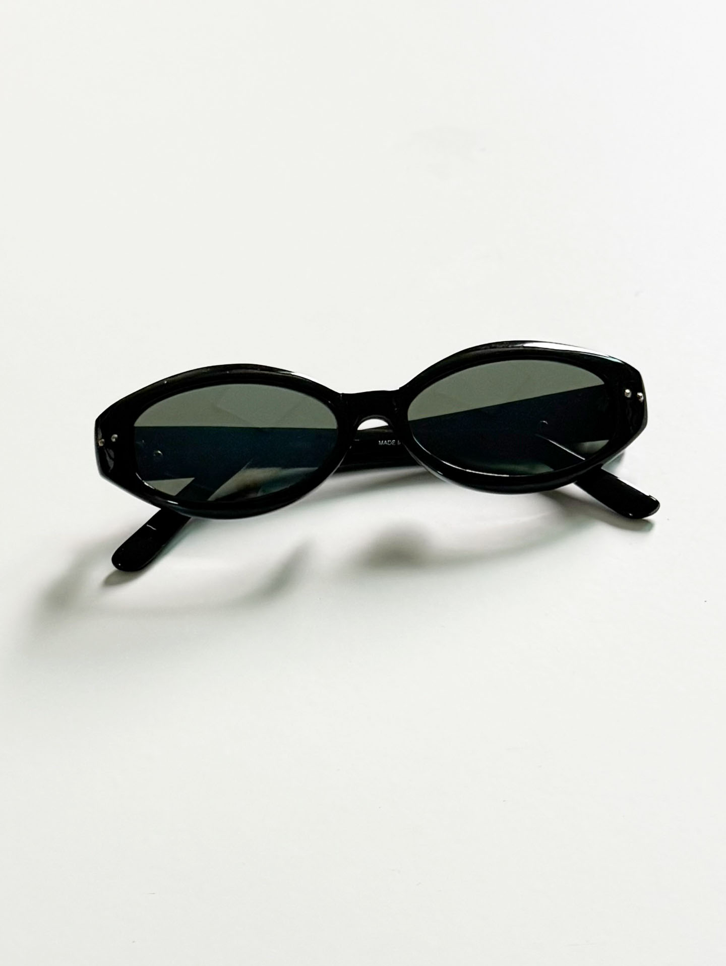 Black Bold Oval Frame Sunglasses