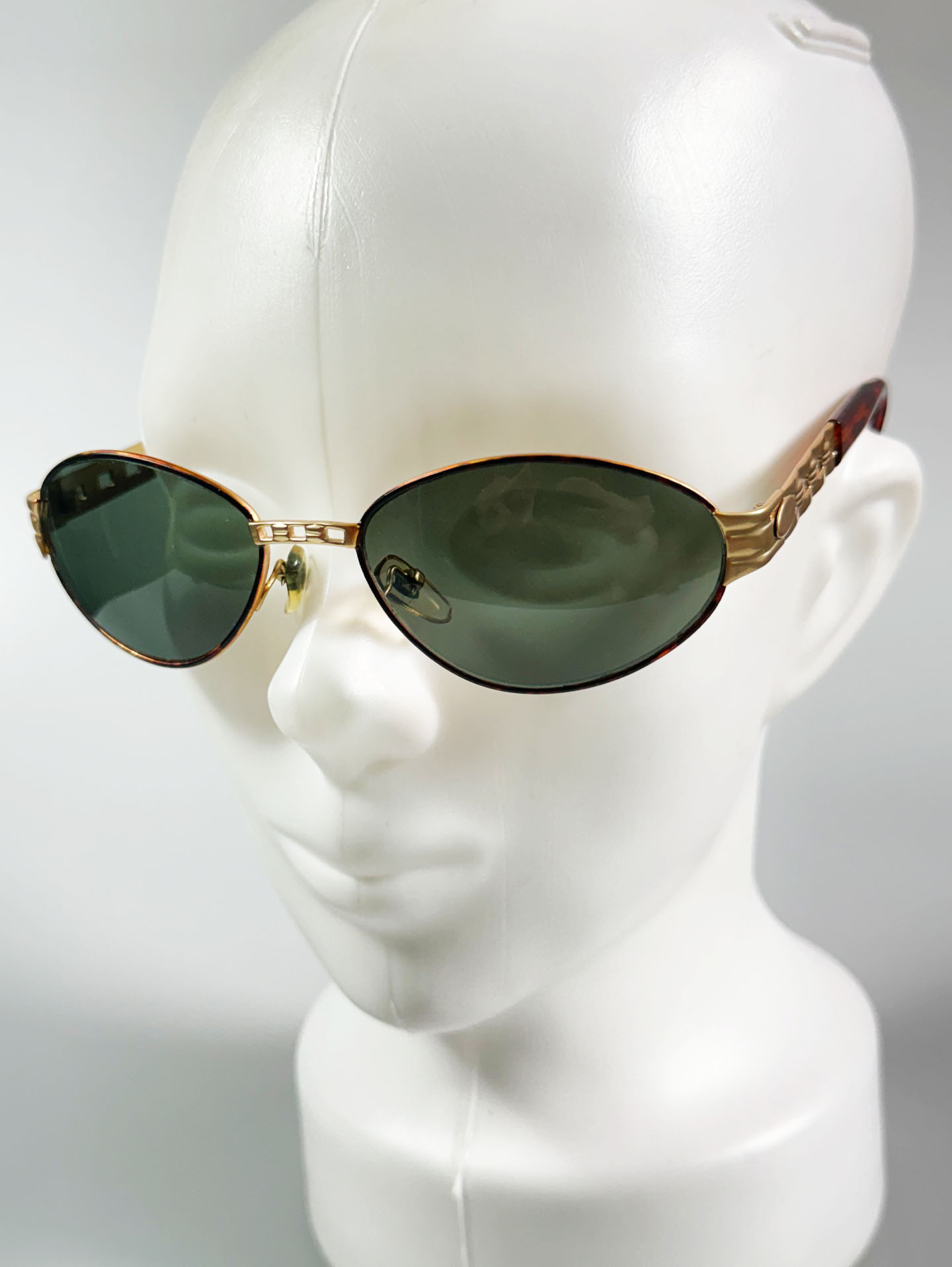 KINE Oval Gold Metal Frame Sunglasses