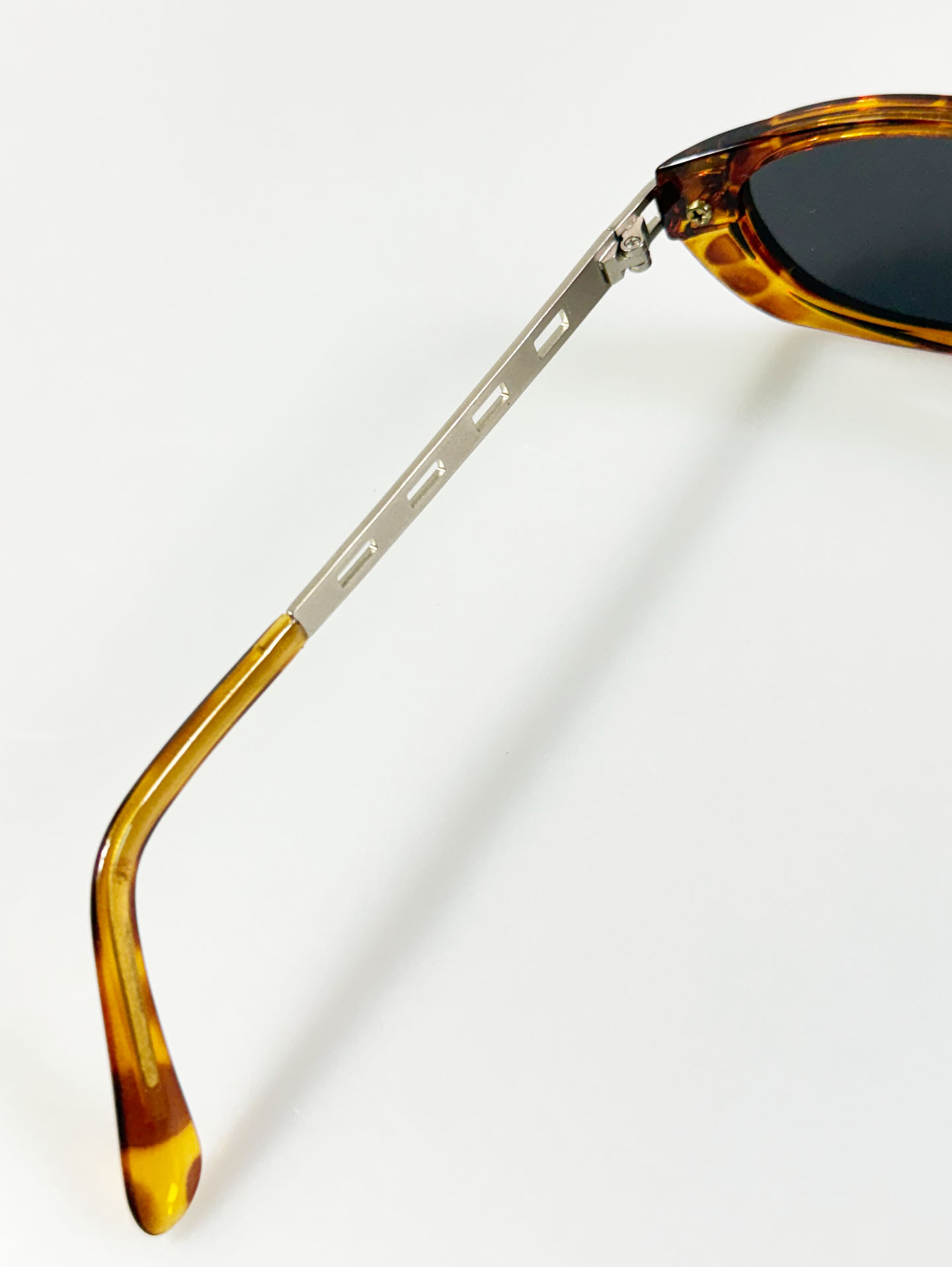 90's Tortoiseshell Bold Oval Frame Sunglasses