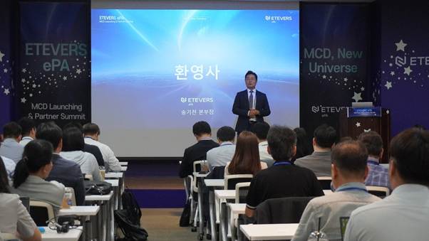 텍스트, 사람, 의류, 컨벤션이(가) 표시된 사진
AI 생성 콘텐츠는 정확하지 않을 수 있습니다.