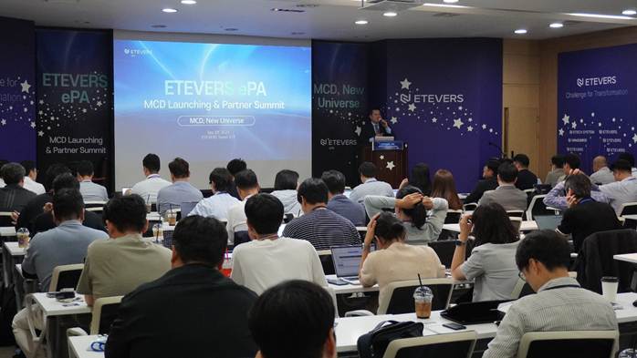 실내, 의류, 컨벤션, 회의장이(가) 표시된 사진
AI 생성 콘텐츠는 정확하지 않을 수 있습니다.