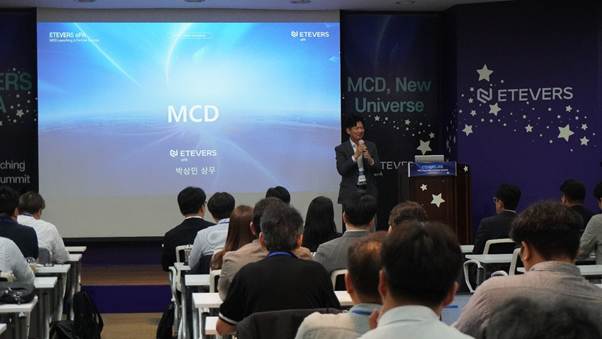 사람, 의류, 텍스트, 컨벤션이(가) 표시된 사진
AI 생성 콘텐츠는 정확하지 않을 수 있습니다.