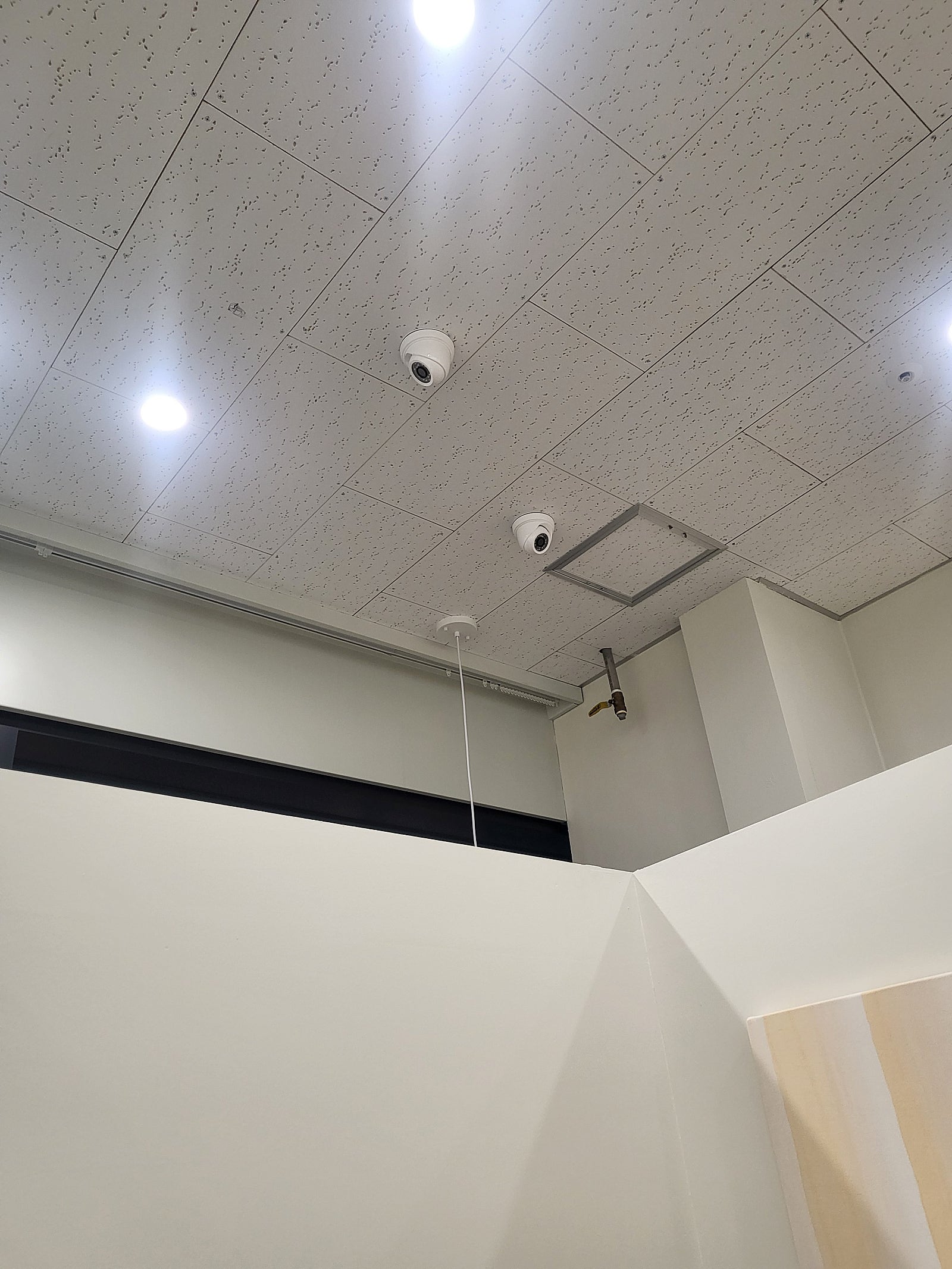CCTV 모니터 화면에 나타난 4분할 실시간 영상, 매장 내부 다양한 각도 촬영 화면