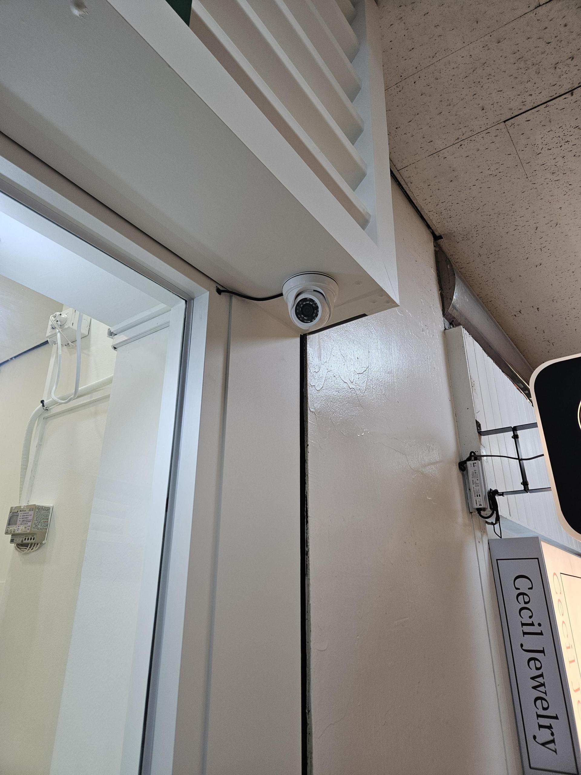 실제 매장에 설치된 500만 화소 CCTV 실물 사진