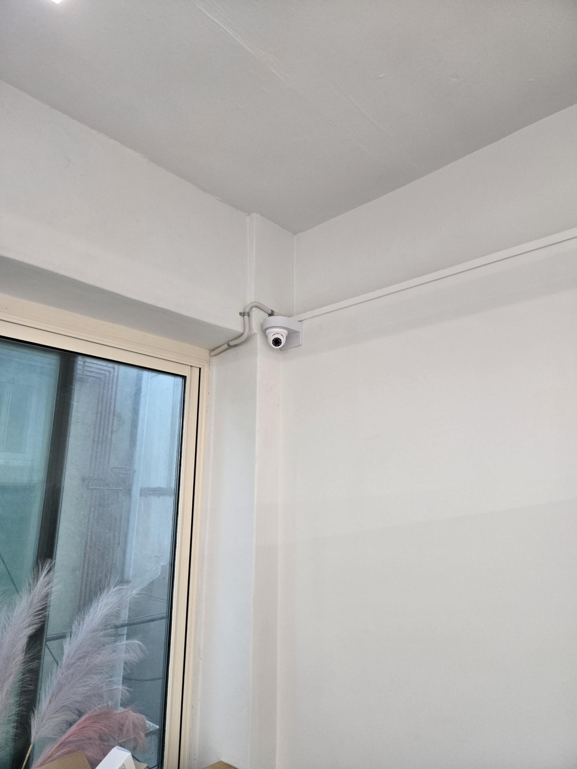 하얀 천장에 인테리어를 방해하지 않는 CCTV