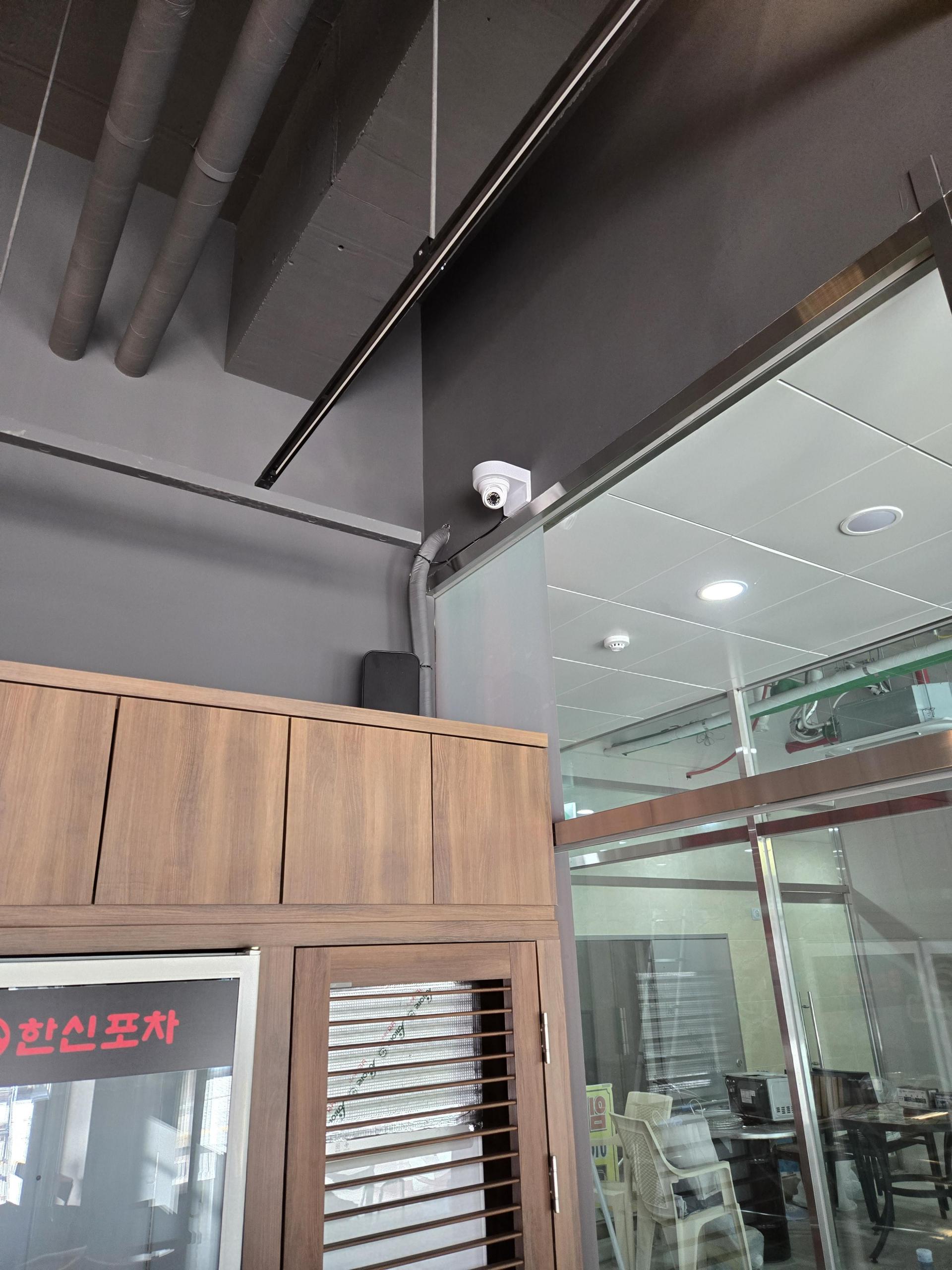 500만 화소 고화질 CCTV 화면 예시. 매장 내부가 선명하게 촬영된 실시간 영상 캡처 이미지