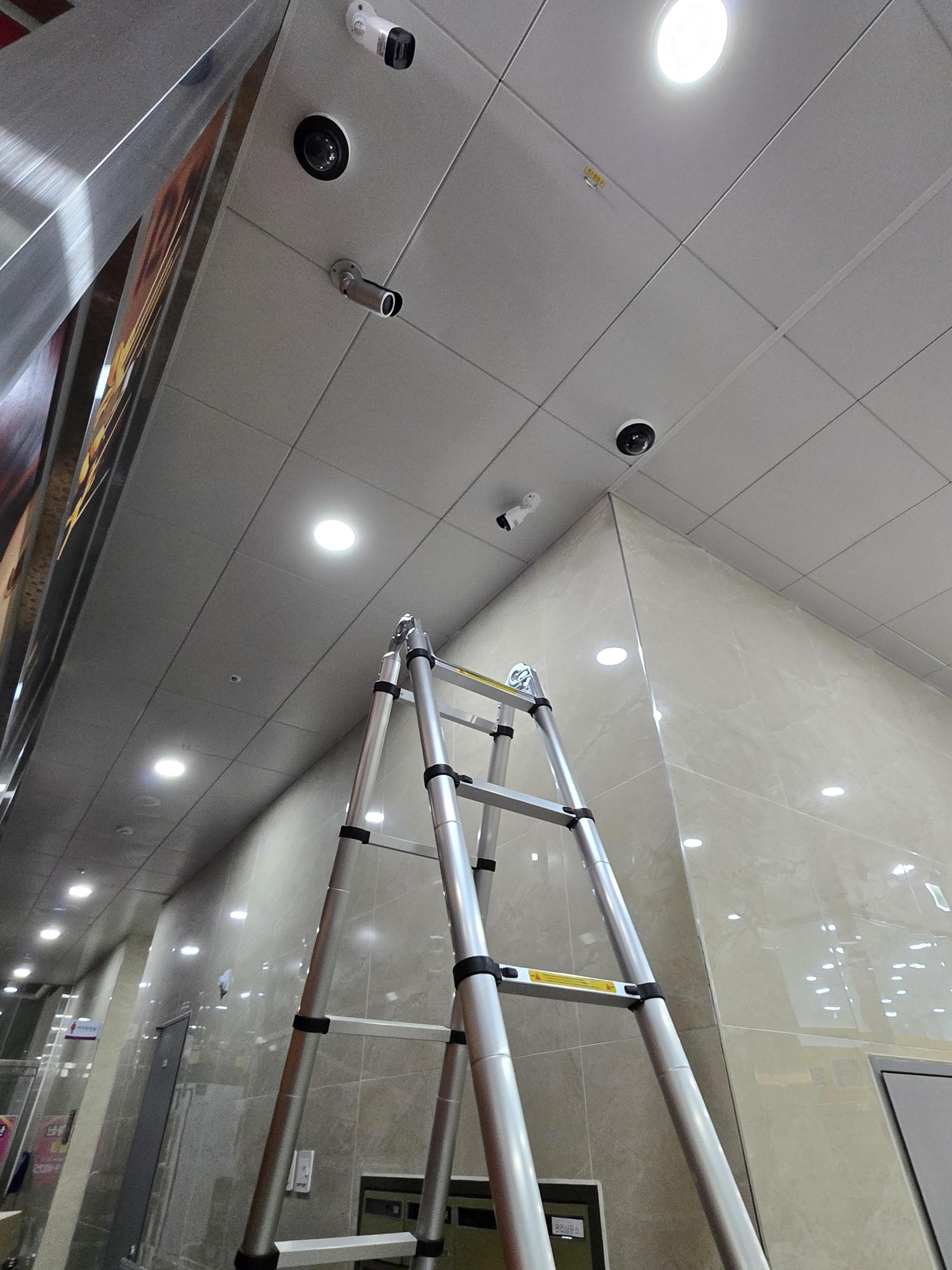CCTV 모션 감지 및 적외선 야간 촬영 기능 설명 이미지. 움직임 감지 후 자동 녹화 및 어두운 환경에서도 촬영 가능한 기능 소개