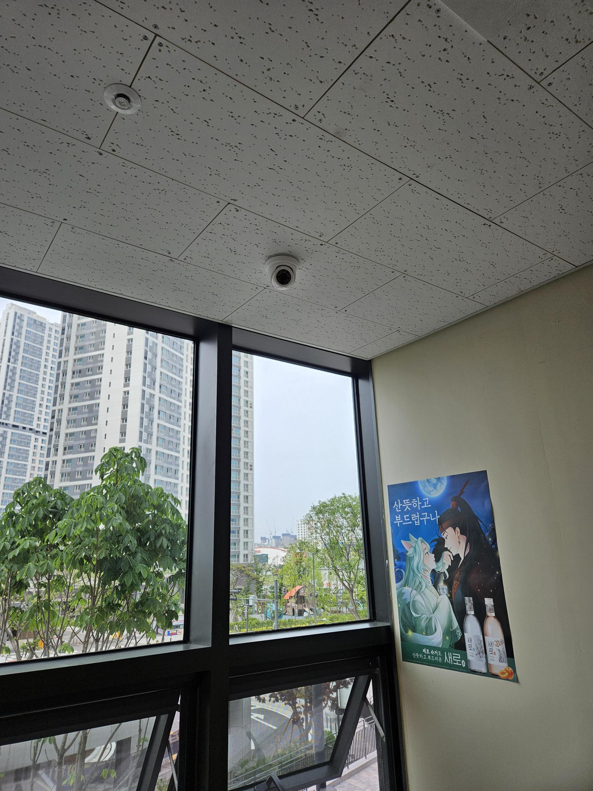 매장에 설치된 CCTV 실물 사진 – 깔끔한 설치 예시