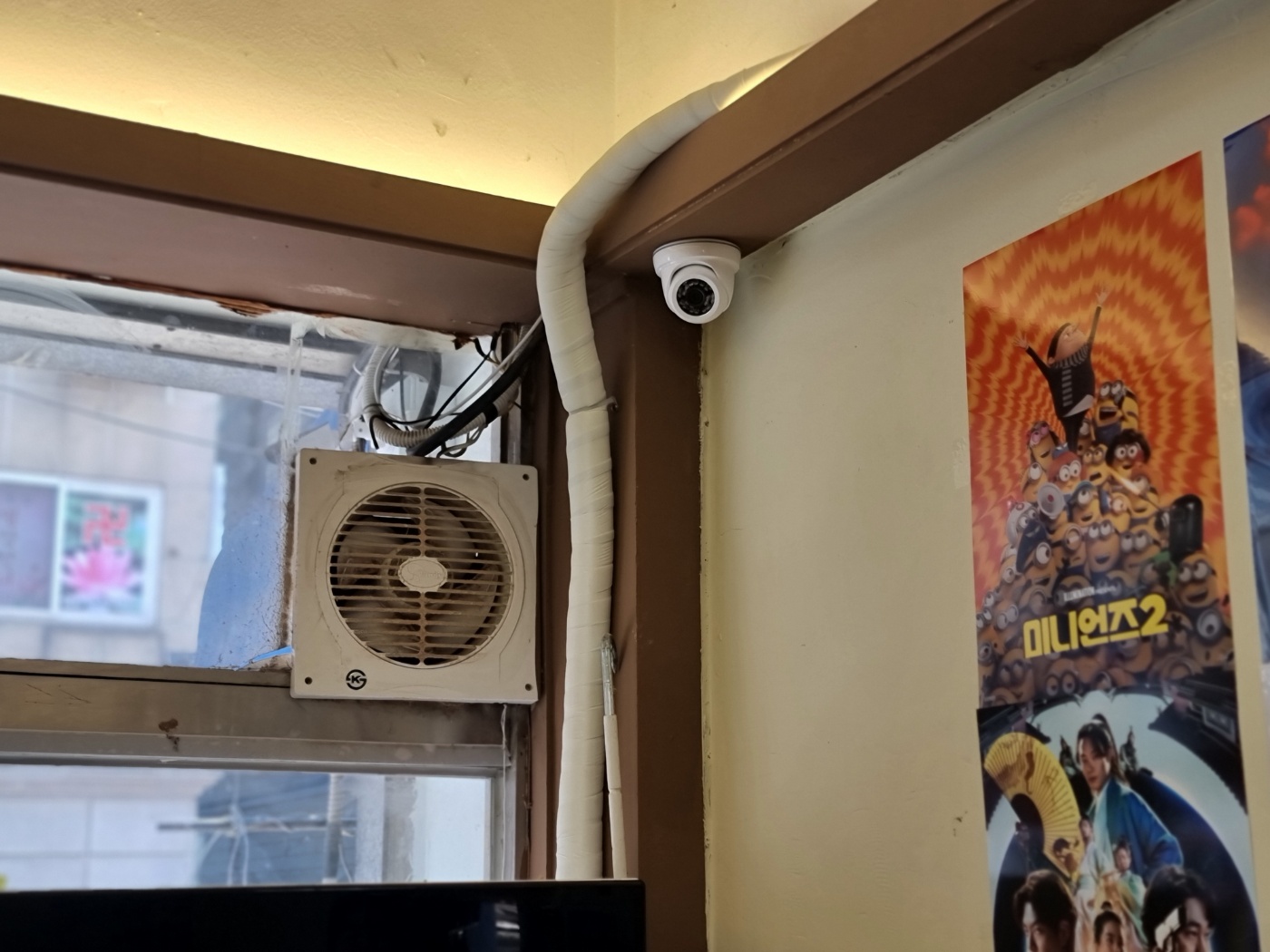 천장에 설치된 CCTV 카메라와 매장 전경