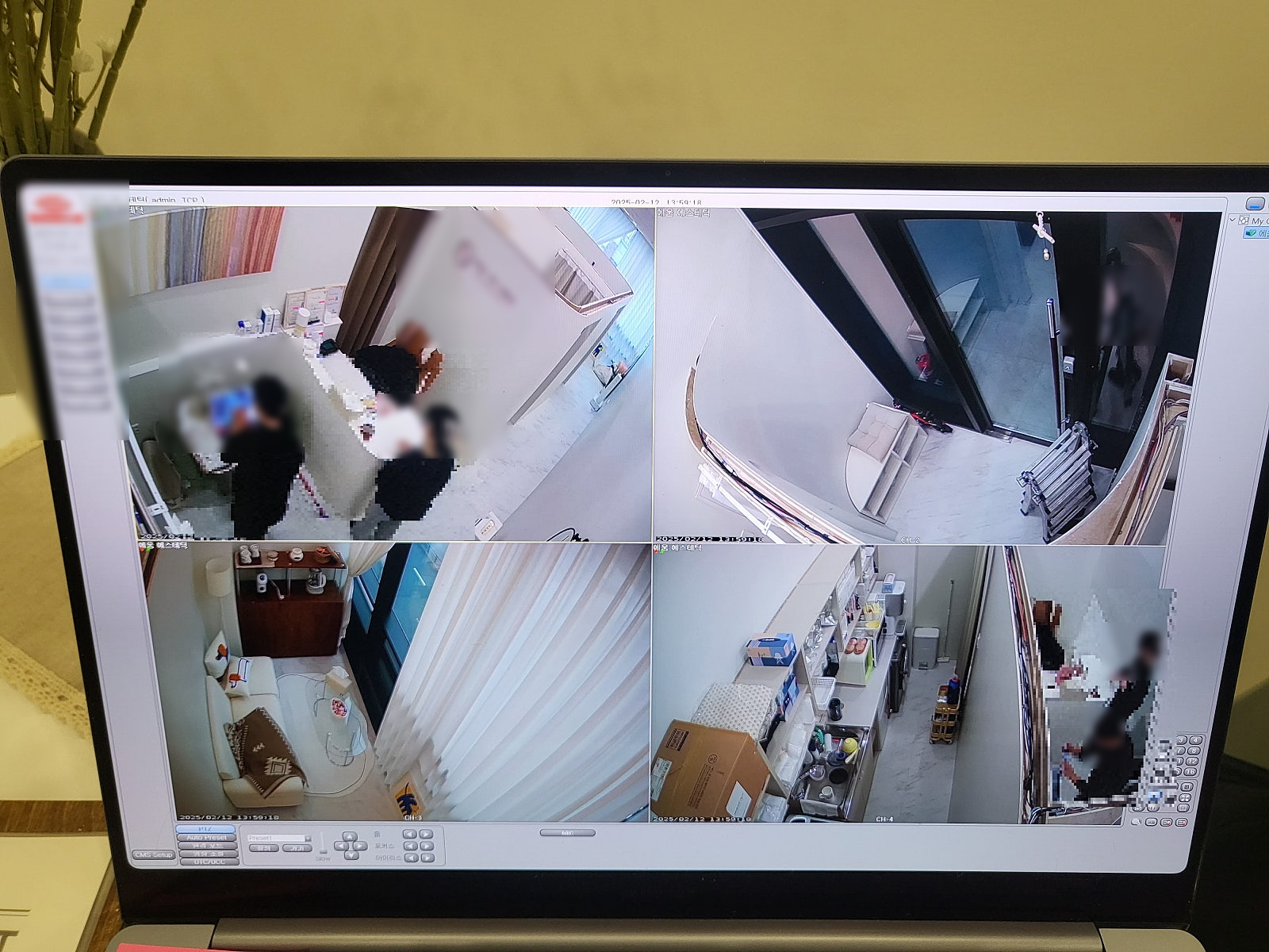 상업 매장 천장에 설치된 돔형 CCTV 3대와 LED 조명 모습