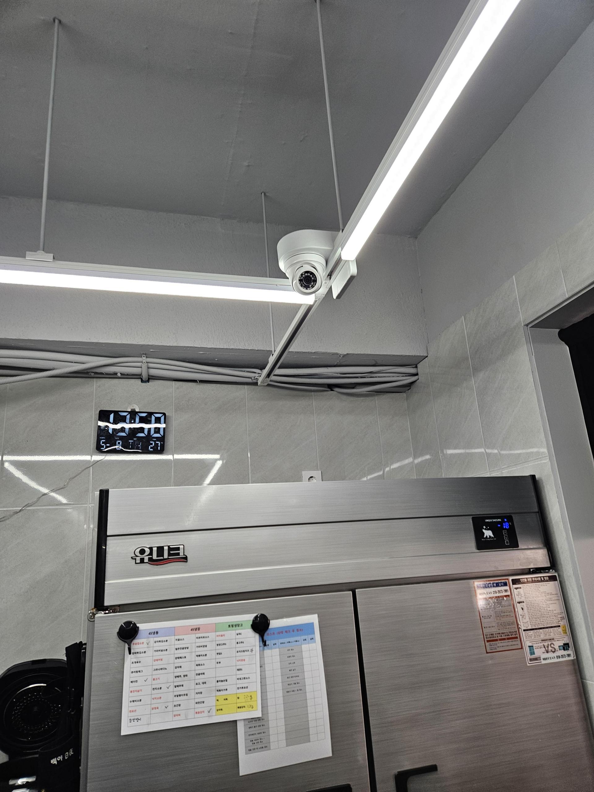 매장 내 CCTV 설치 모습 – 500만 화소 고화질