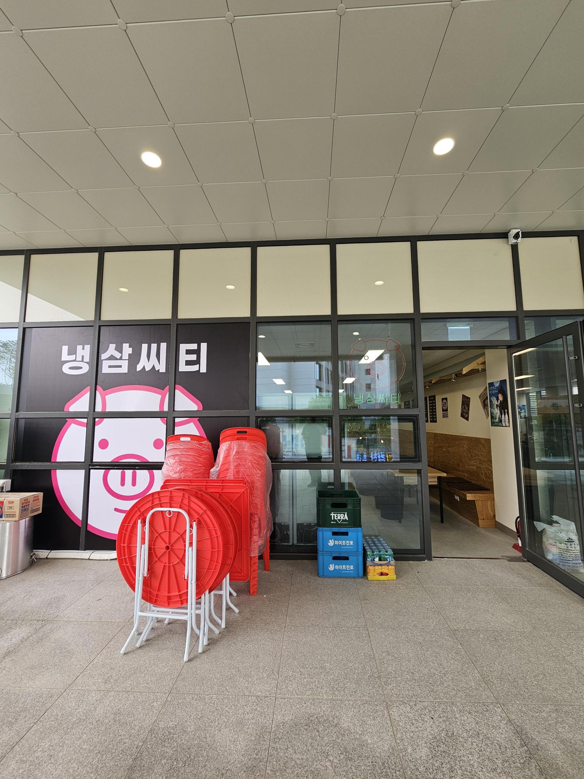 CCTV 4대 무료 설치 안내 이미지 – 고화질 영상과 모바일 연동 가능