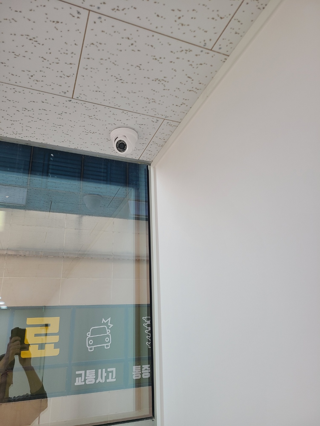 실내 학원 CCTV, 천장에 설치된 학생 도난 방지용 CCTV