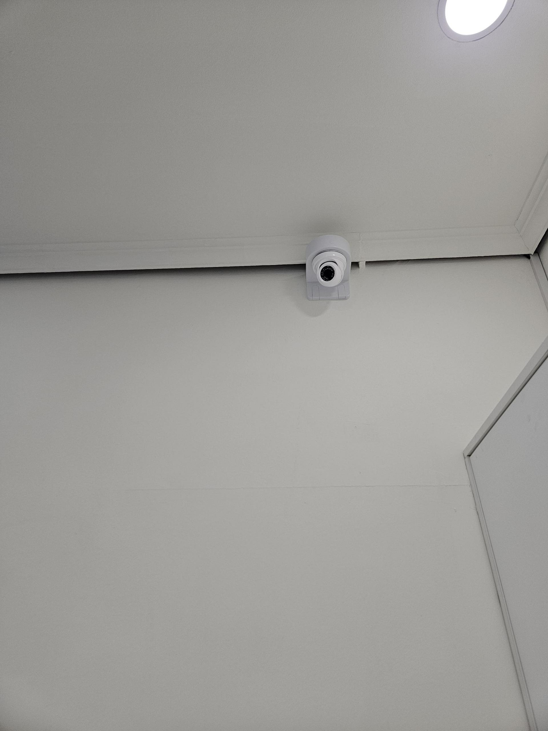전문 설치 기사가 매장에 CCTV 설치 중인 모습