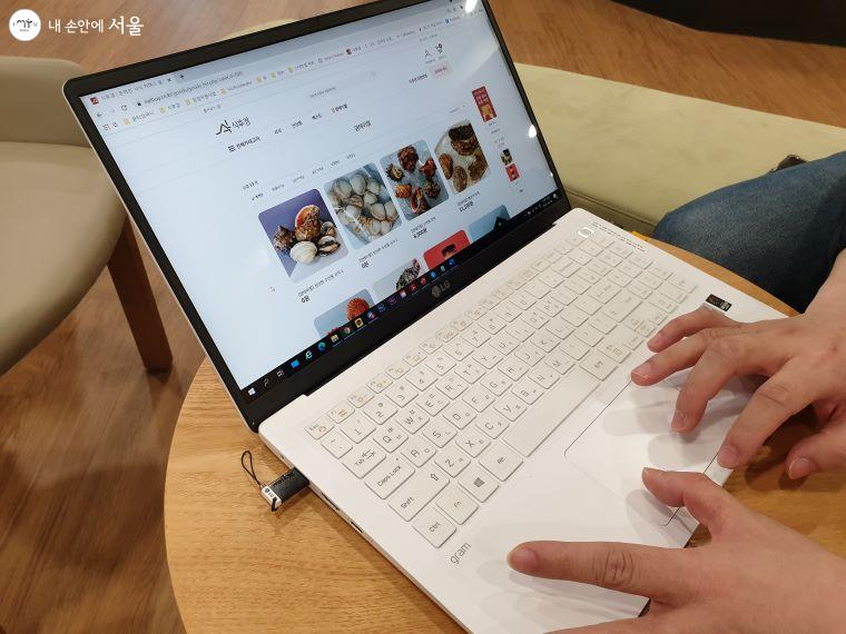 식후경에서 배송비만 내면 원하는 식품을 시식할 수 있다.