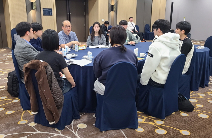 전문가 인터뷰 및 건강 커뮤니티 참여를 통한 신뢰 구축