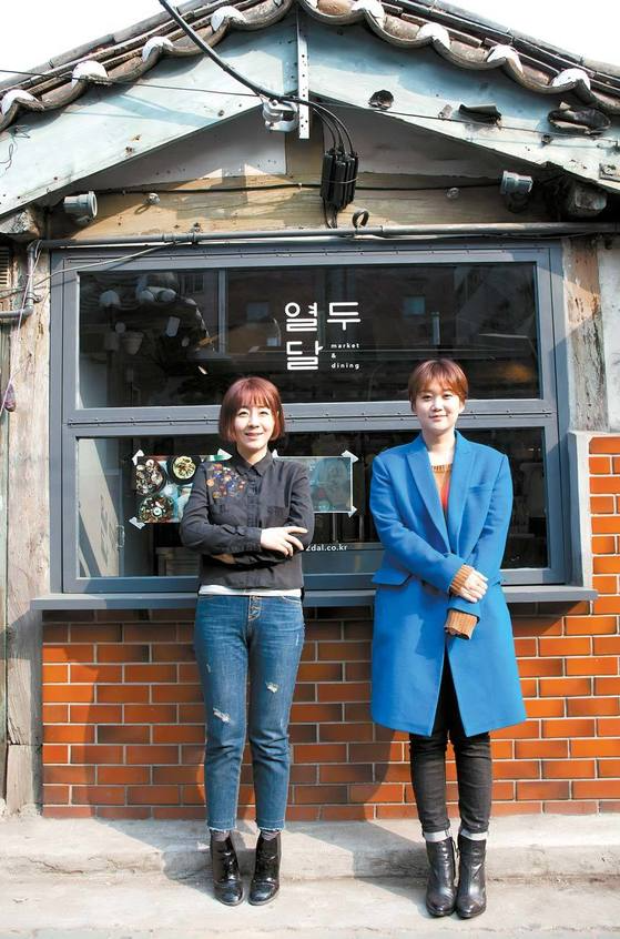 서울 익선동 한옥 레스토랑 ‘열두달’ 을 기획한 ‘익선다다’의 박한아(왼쪽)ㆍ박지현 대표