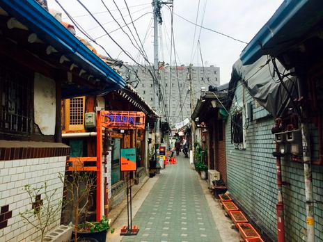 서울 익선동 한옥마을은 90년 된 한옥을 리모델링한 가게들이 골목마다 들어서 있다.