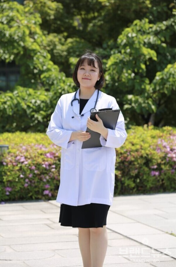 의사 가운 입고 있는 송은지