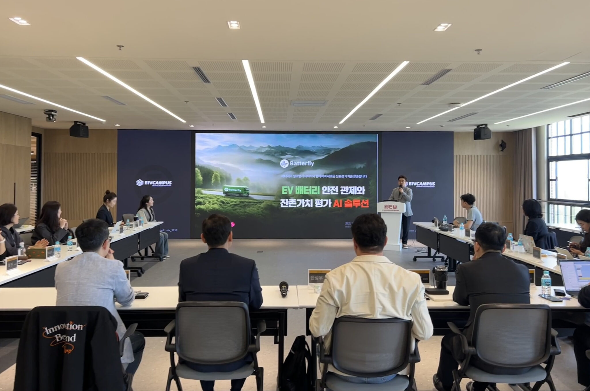 발표를 바라보는 심사위원들의 뒷모습