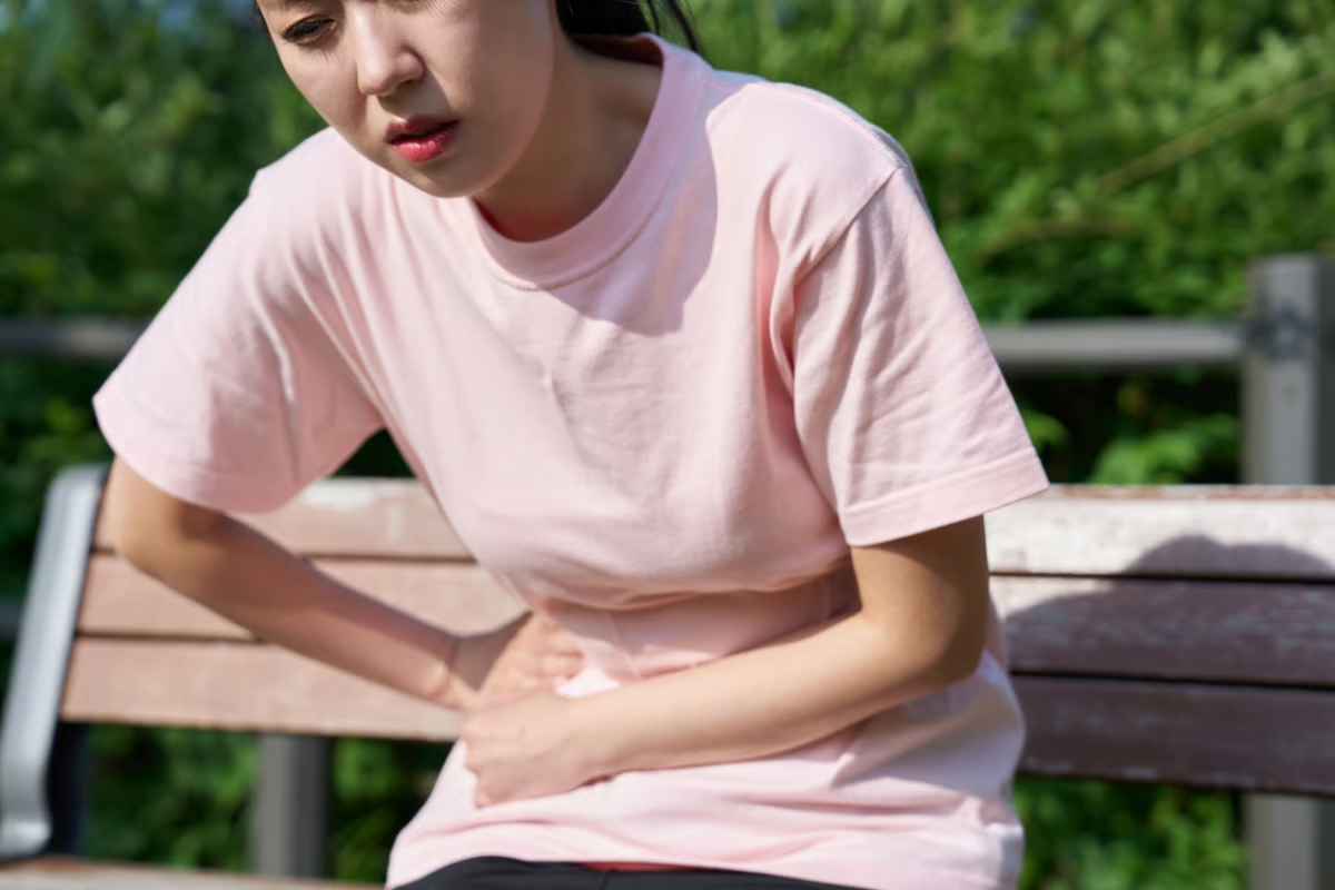 복통 호소하는 여자