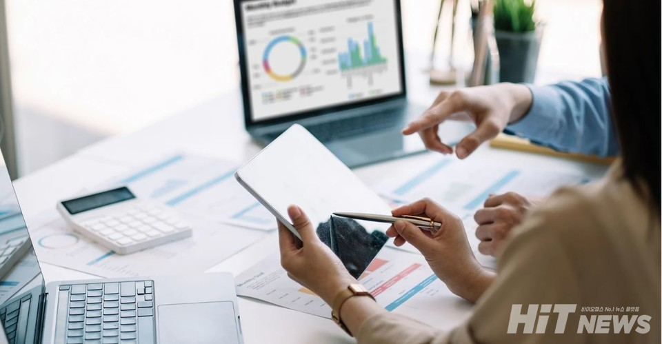 테블릿을 들고 설명하는 상황