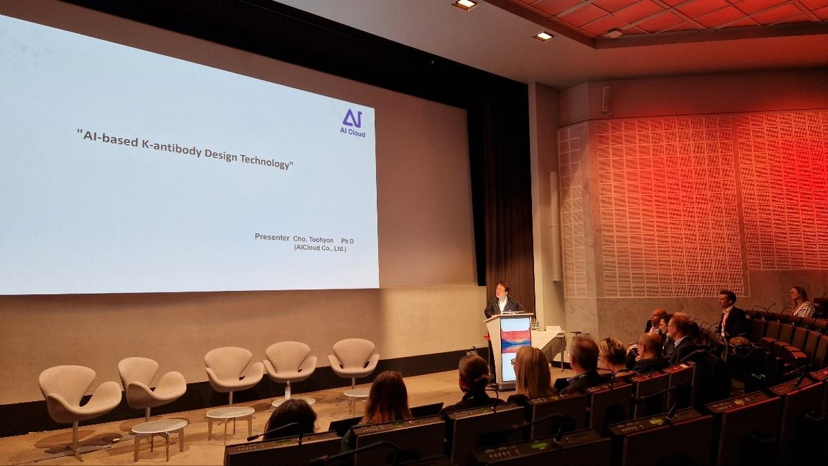 스위스 바젤에서 열린 '2024 스위스 바이오테크 데이(SBD)' 행사에서 인공지능(AI) 기반의 항체치료제를 개발하는 국내 기업 '에이아이클라우드'의 조두현 사장이 설명하고 있다. 