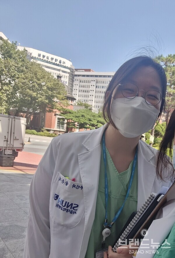 서울대학교병원 가운 입고 있는 송은지