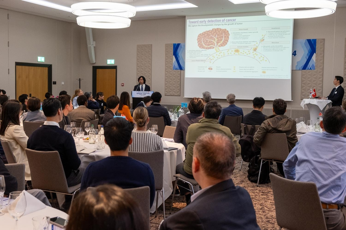 스위스 바젤에서 코트라와 주스위스한국대사관, 포항시가 함께 개최한 '한-스위스 바이오헬스 파트너십 포럼'에서 국내 바이오기업인 포어텔마이헬스 안태진 사장이 설명하고 있다. 