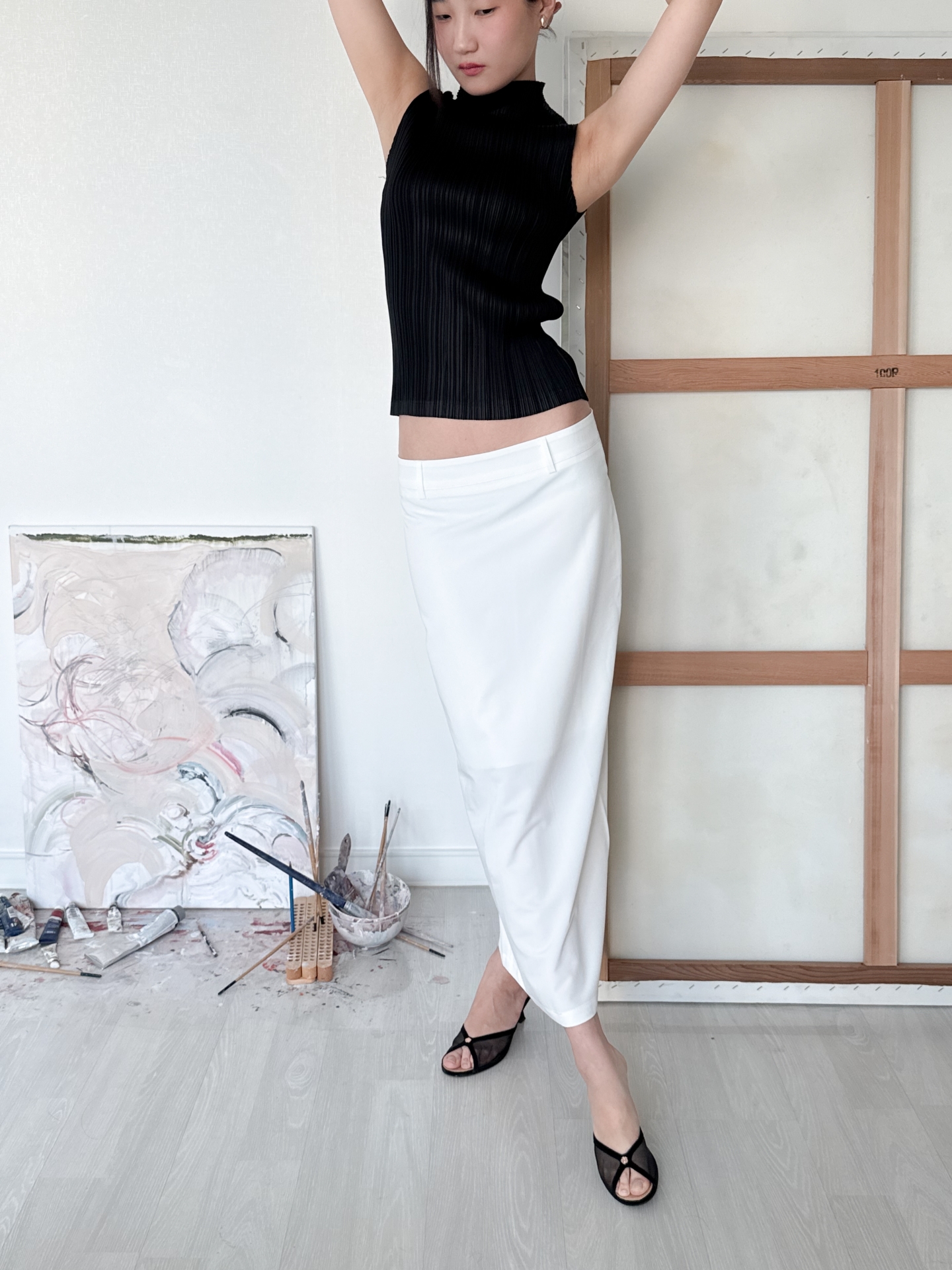 Pleats Mock Neck Sleeveless Top_Black