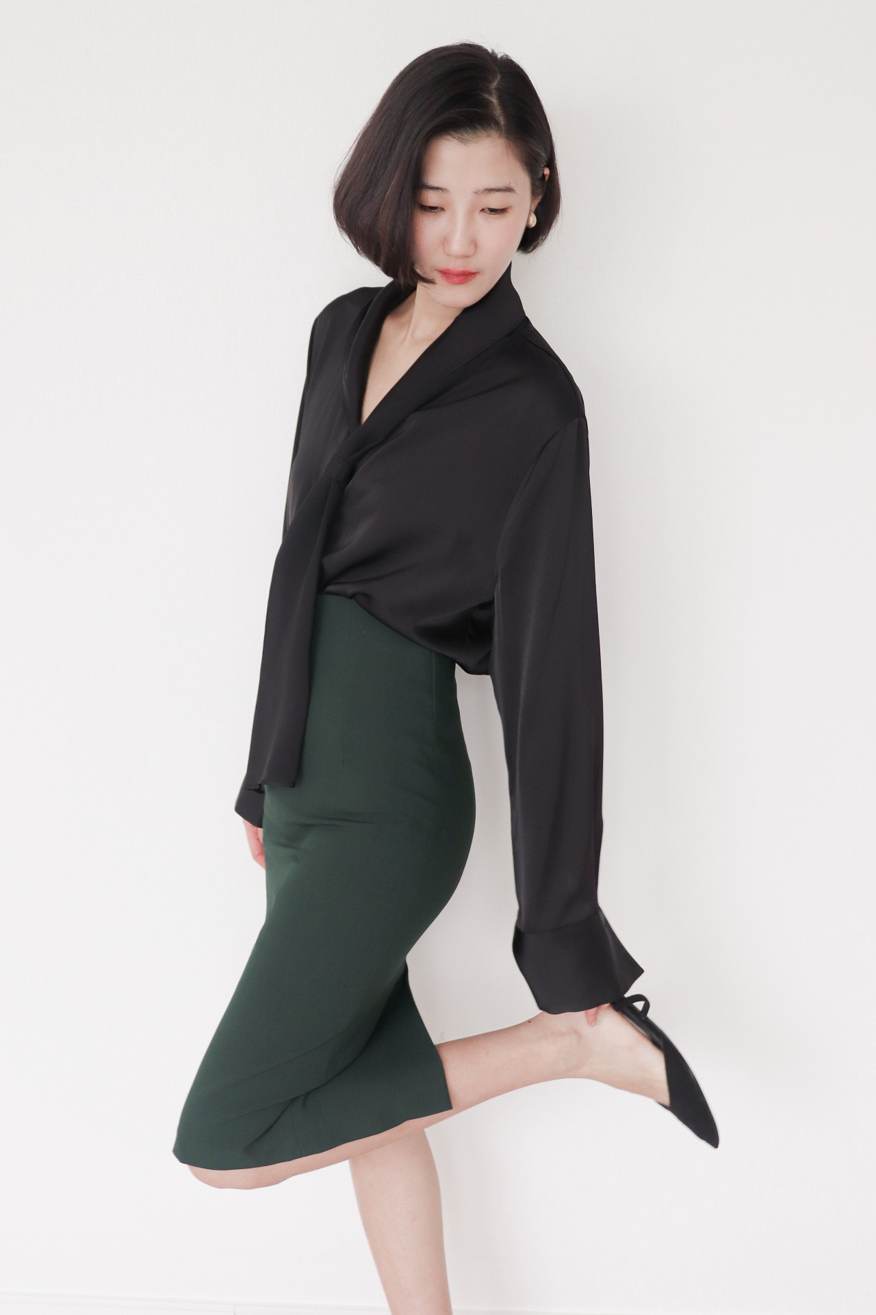 Scarf Collar Silky Blouse_Black