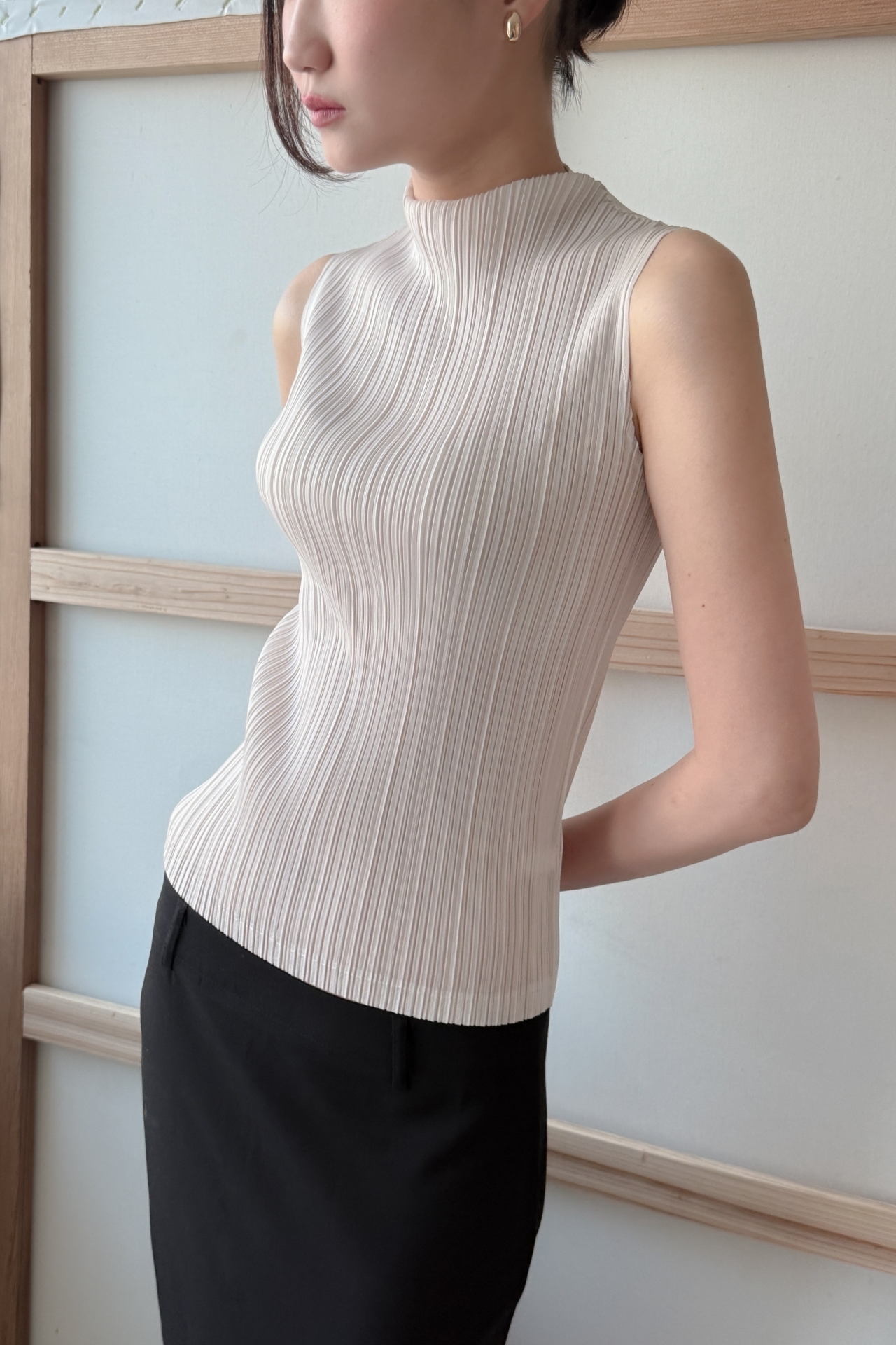 Pleats Mock Neck Sleeveless Top_Ivory