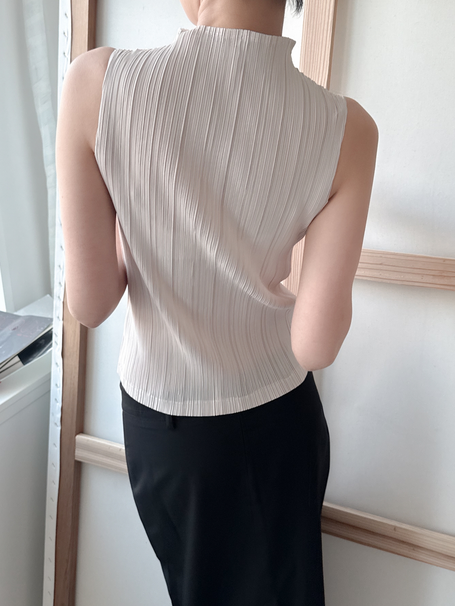 Pleats Mock Neck Sleeveless Top_Ivory