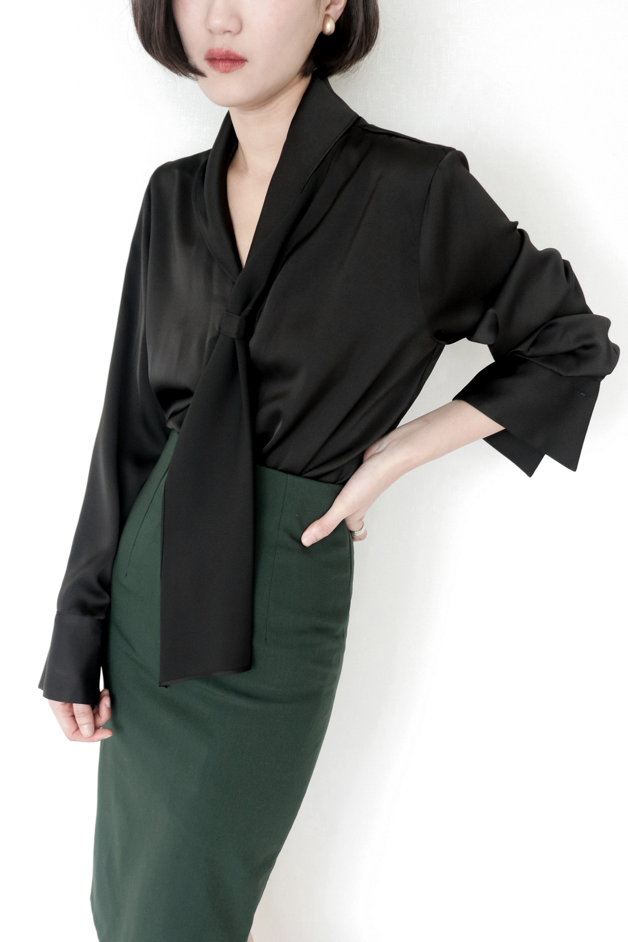 Scarf Collar Silky Blouse_Black