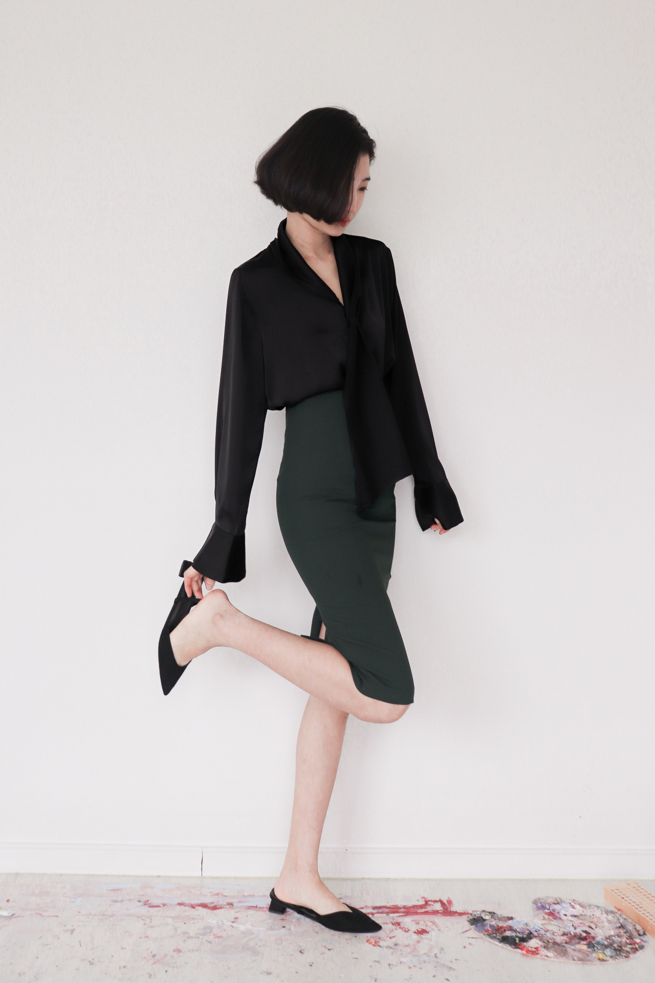 Scarf Collar Silky Blouse_Black