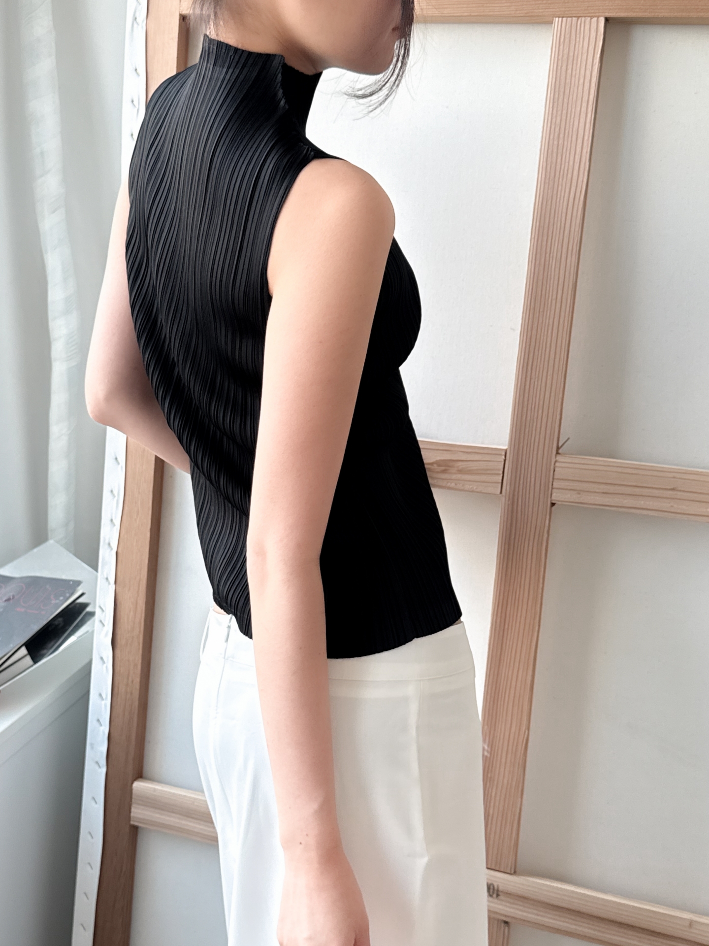 Pleats Mock Neck Sleeveless Top_Black