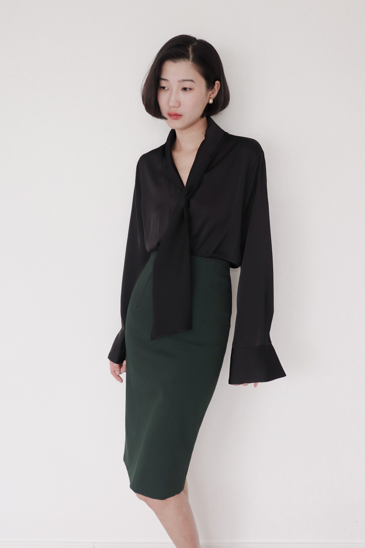 Scarf Collar Silky Blouse_Black