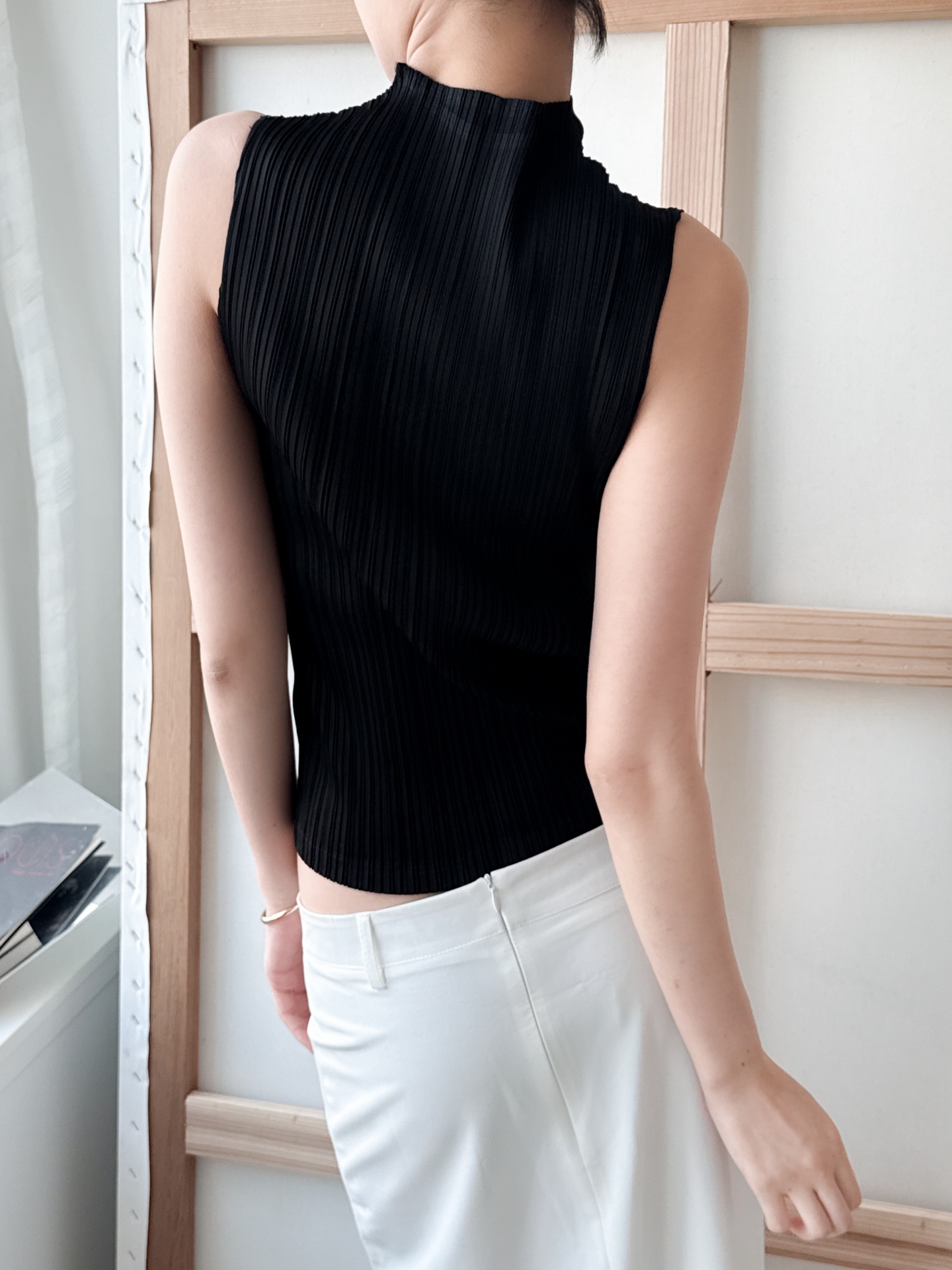 Pleats Mock Neck Sleeveless Top_Black