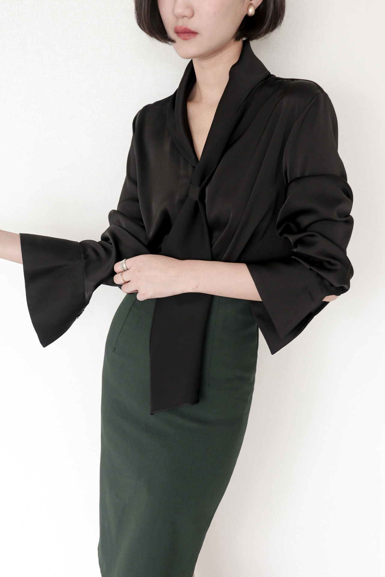 Scarf Collar Silky Blouse_Black