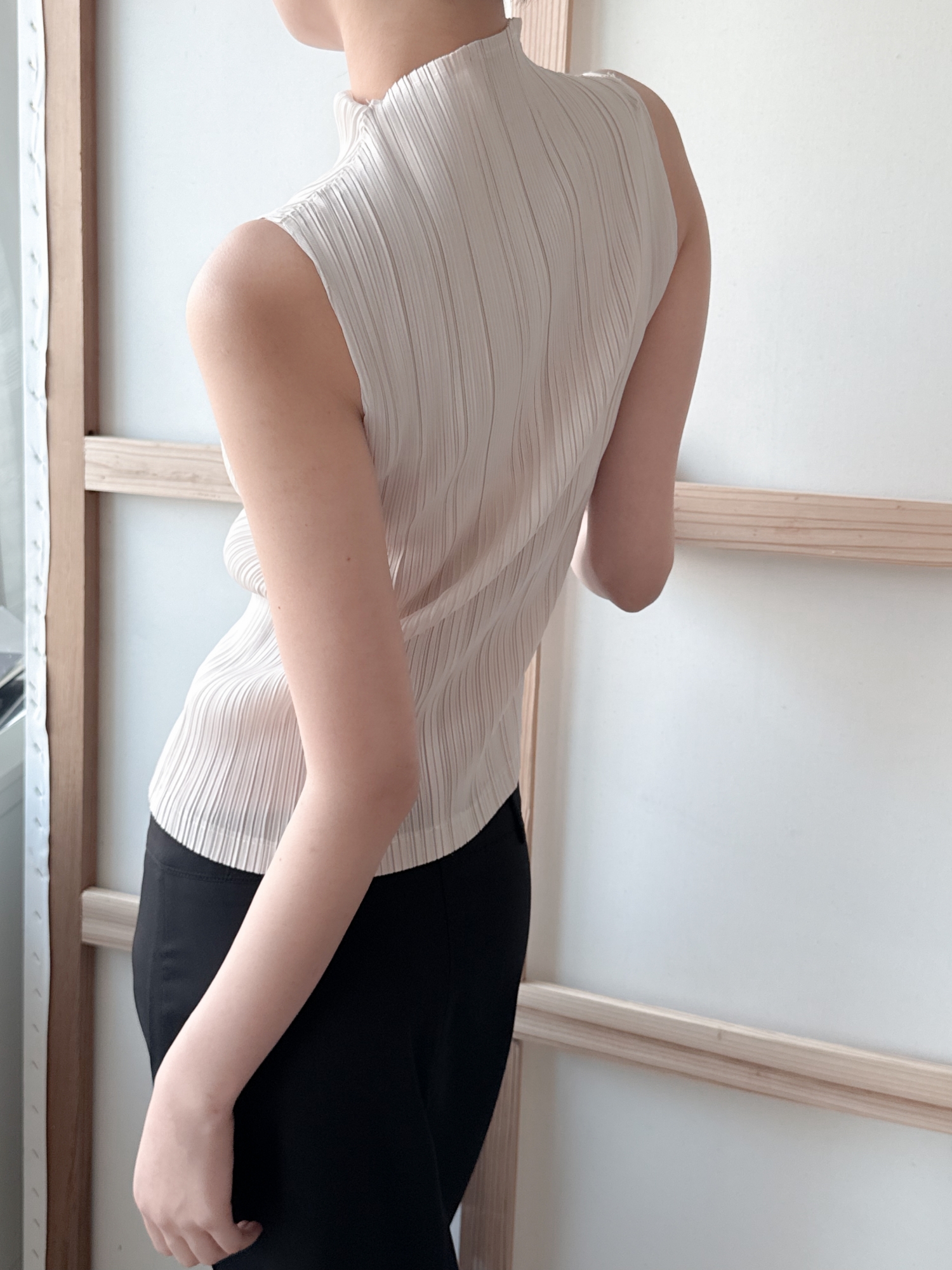 Pleats Mock Neck Sleeveless Top_Ivory