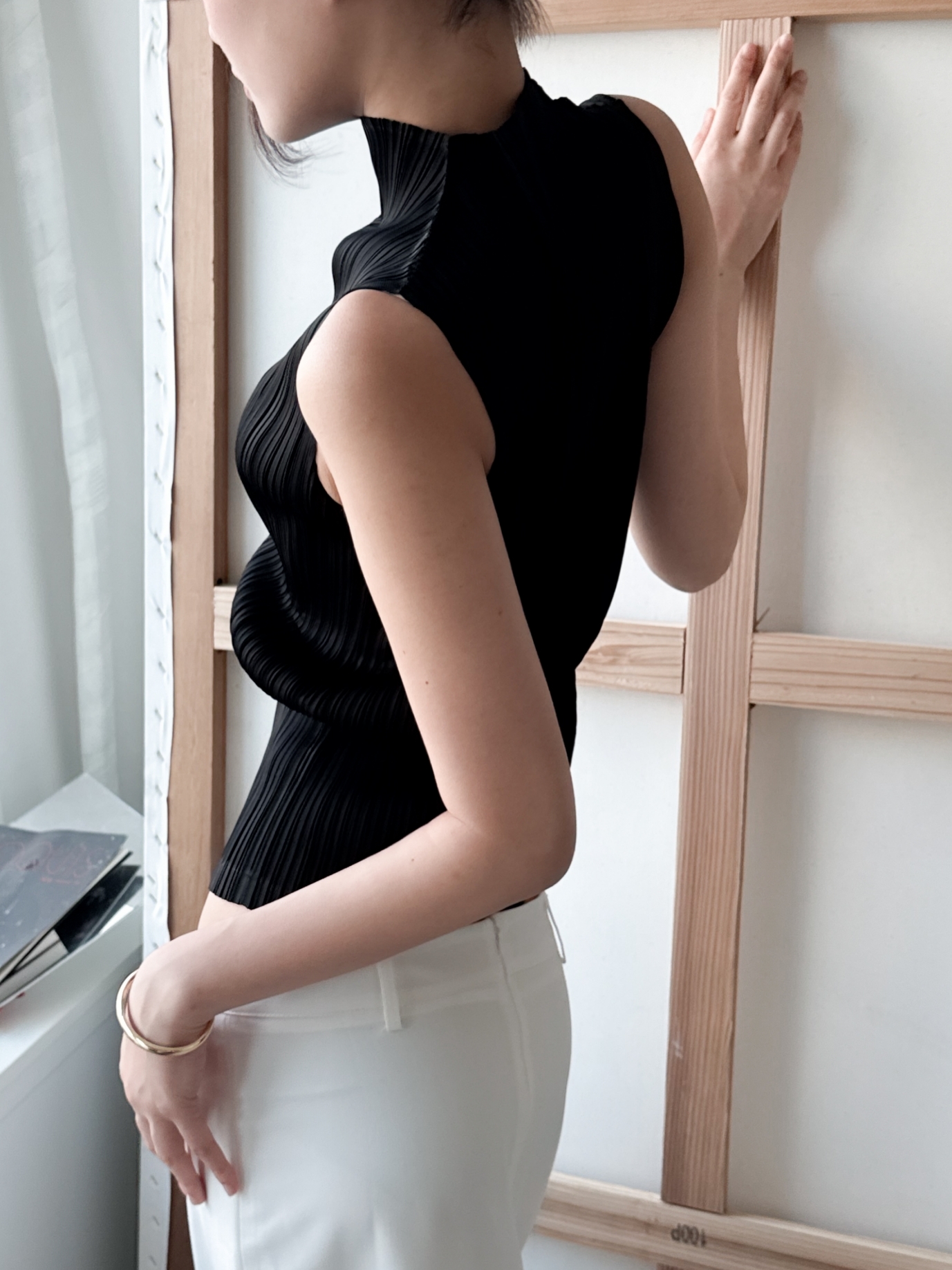 Pleats Mock Neck Sleeveless Top_Black