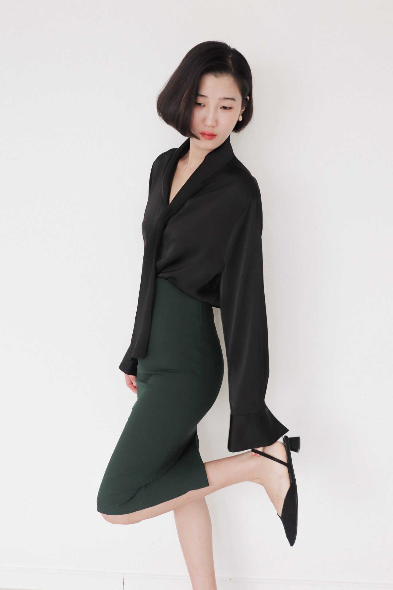 Scarf Collar Silky Blouse_Black
