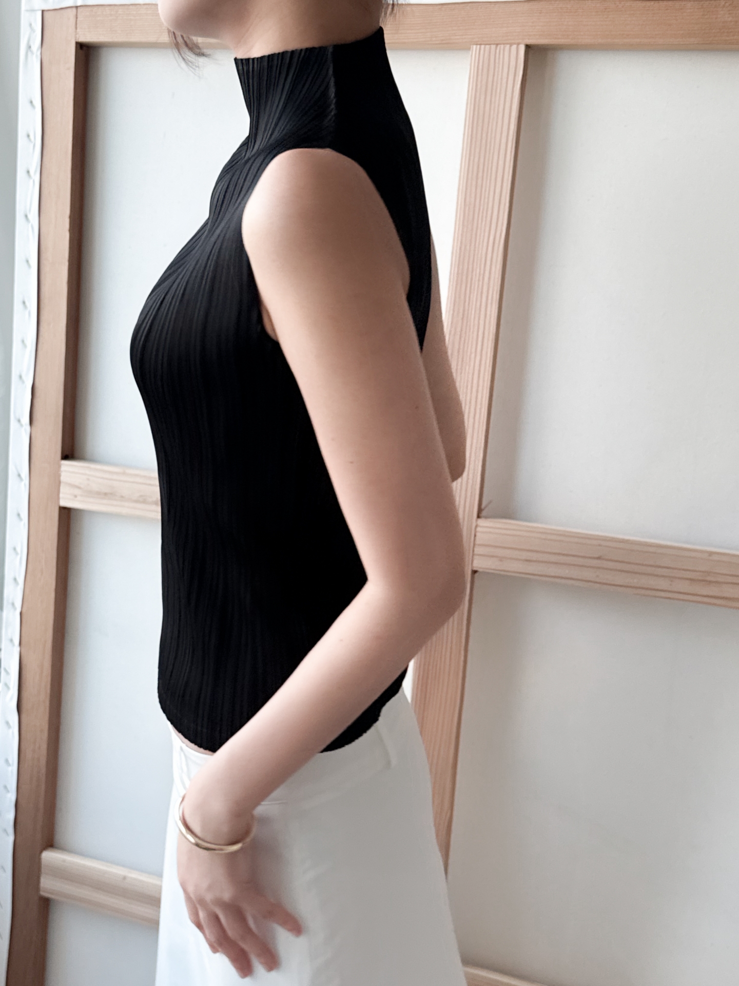 Pleats Mock Neck Sleeveless Top_Black